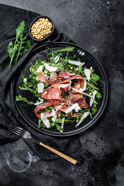 Salade de jambon serrano, jambon, roquette et parmesan.