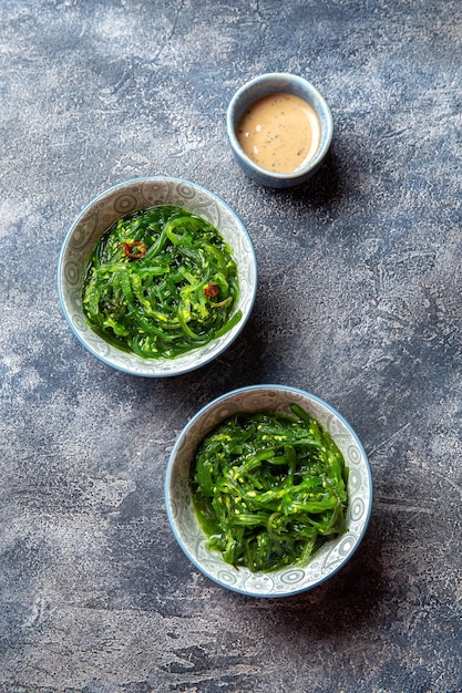 Salade japonaise d'algues Chuka wakame avec sauce aux noix