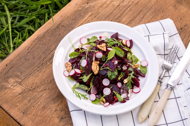 Salade de jeunes betteraves dans le jardin sur l'herbe