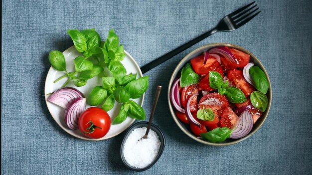 Salade juteuse aux tomates basilic et oignon bleu