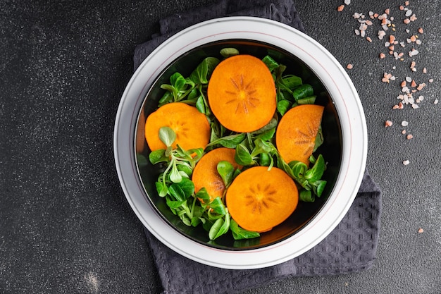 salade de kaki salade de laitue verte repas frais collation alimentaire sur la table copie espace arrière-plan alimentaire