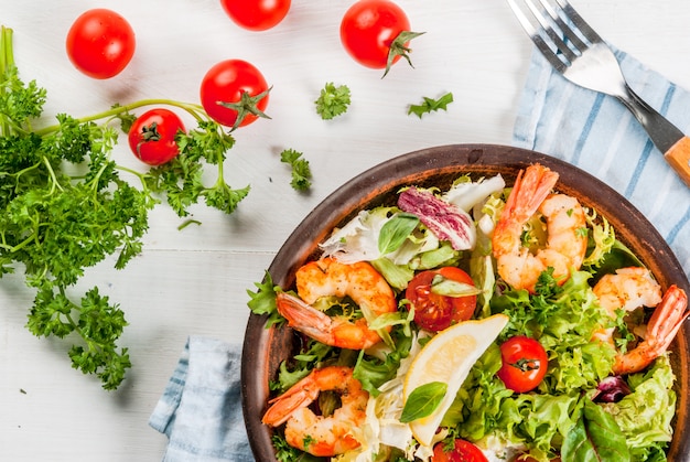 Salade de laitue aux crevettes grillées