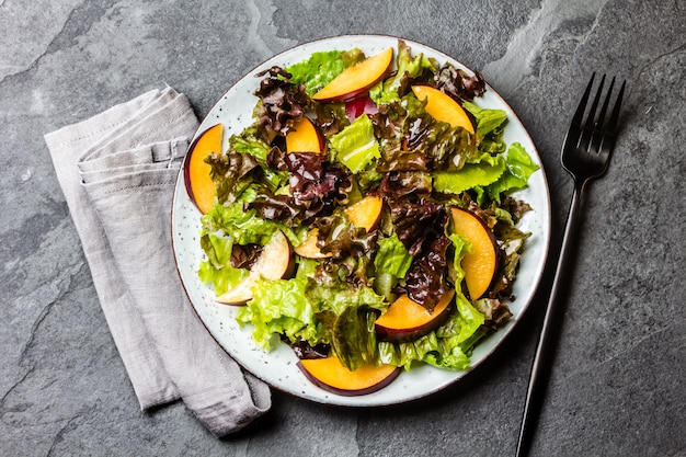 Salade de laitue aux prunes