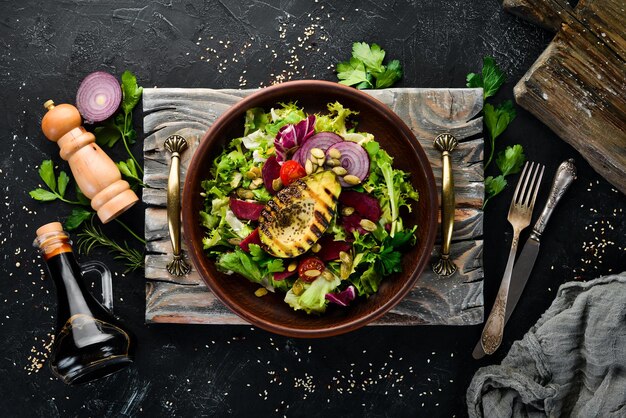 Salade Laitue Betteraves Avocats et graines de citrouille Vue de dessus Sur fond noir Espace de copie gratuit