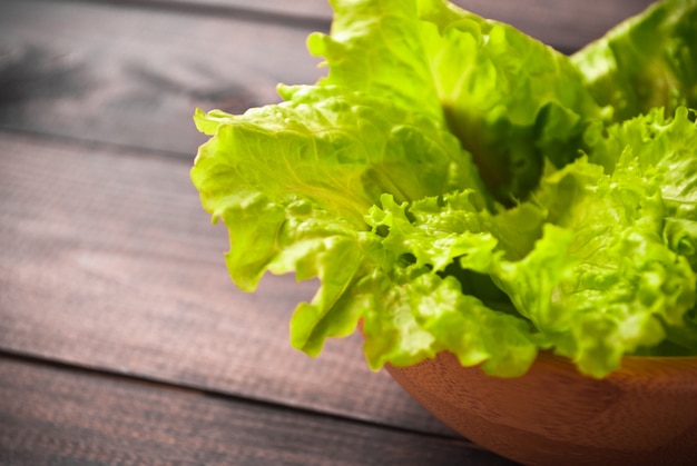 Photo salade de laitue dans un bol