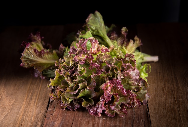 Salade de laitue sur une table en bois