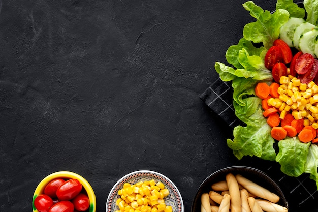 Salade de laitue à la tomate, au fromage et aux légumes