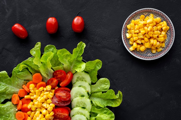 Salade de laitue à la tomate, au fromage et aux légumes