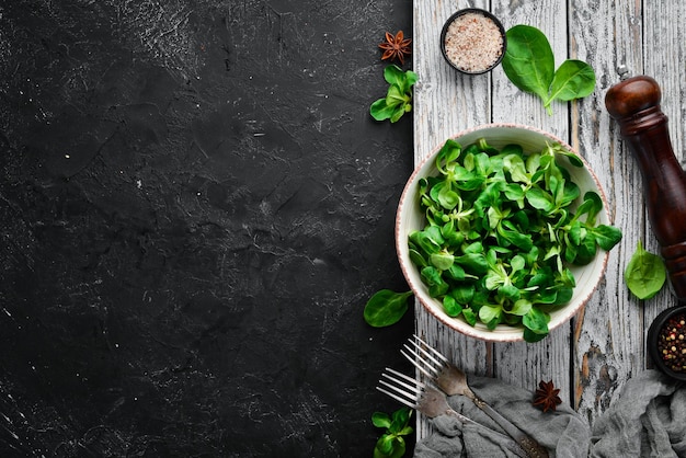 Salade de laitue verte fraîche dans une assiette sur un fond en bois Vue de dessus Espace libre pour votre texte Mise à plat