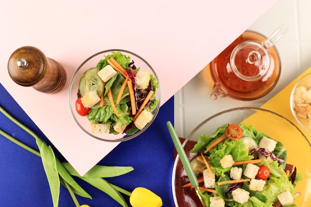 Salade de laitue verte avec tomates, concombres, carottes et croûtons