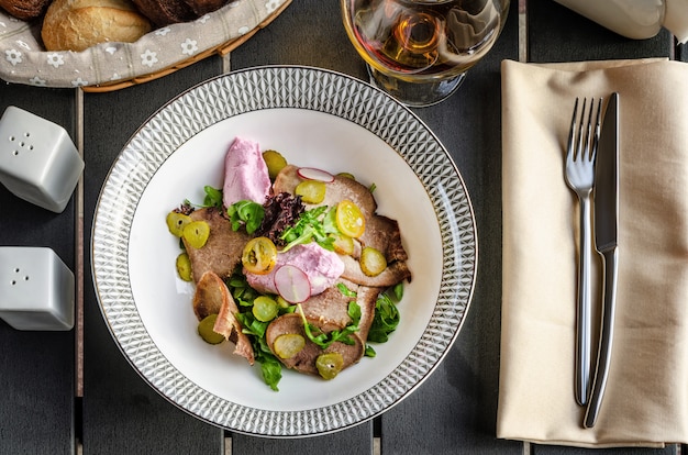 Salade avec langue de boeuf et concombres marinés