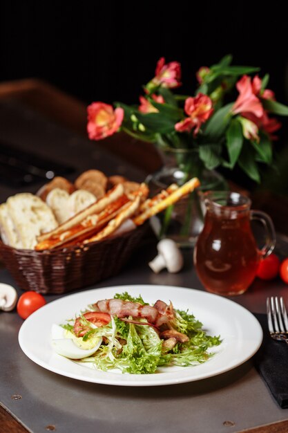 Salade légère aux légumes bacon cerise champignons grillés tomates oeuf. délicieux déjeuner d'été