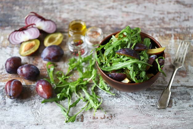 Salade légère à la roquette et aux prunes.