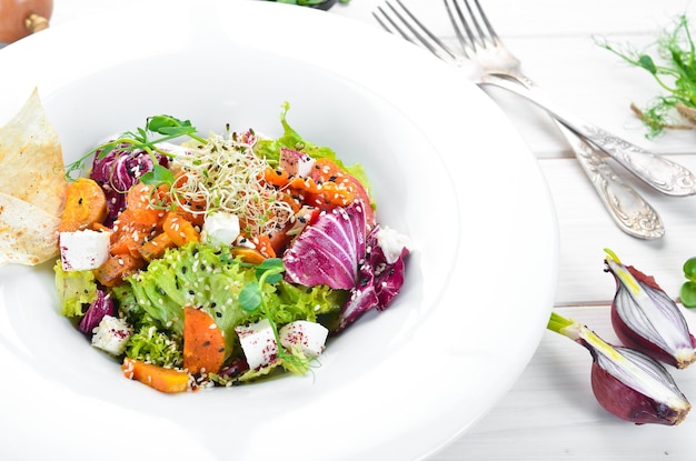 Salade de légumes au chou avec fromage feta Dans l'assiette Vue de dessus Espace libre pour votre texte Style rustique