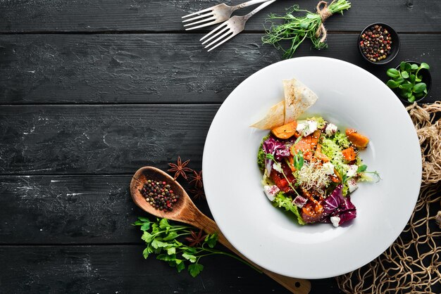 Salade de légumes au chou avec fromage feta Dans l'assiette Vue de dessus Espace libre pour votre texte Style rustique