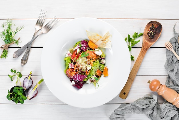 Salade de légumes au chou avec fromage feta Dans l'assiette Vue de dessus Espace libre pour votre texte Style rustique