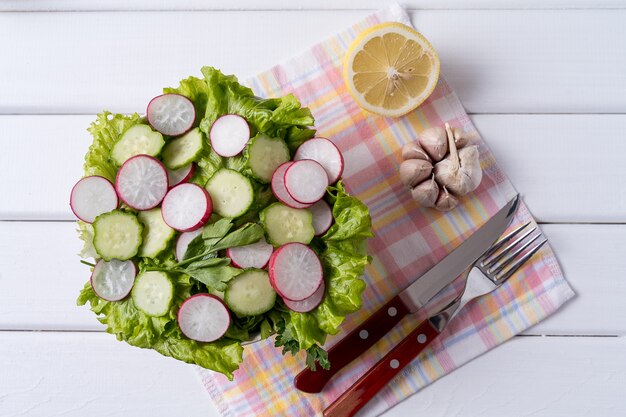 Salade de légumes au concombre, radis, laitue, dans un saladier.