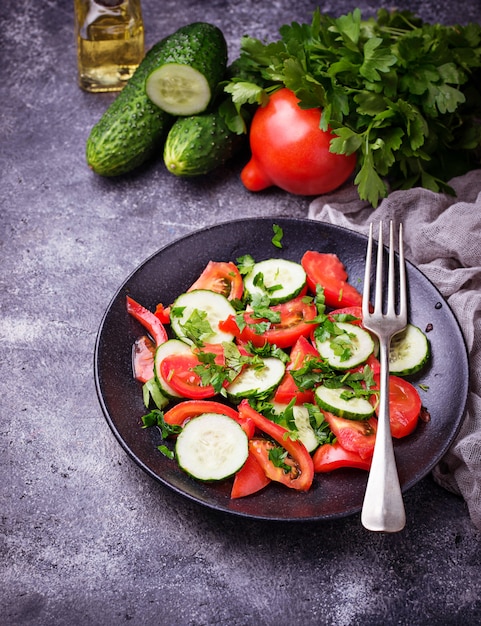 Salade de légumes au concombre et à la tomate