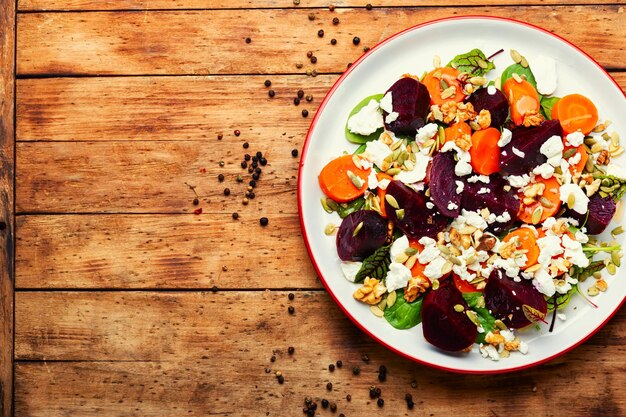 Salade de légumes au fromage cottage et aux noix