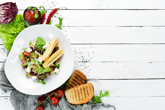 Salade de légumes au fromage feta Nourriture Vue de dessus Espace libre pour votre texte