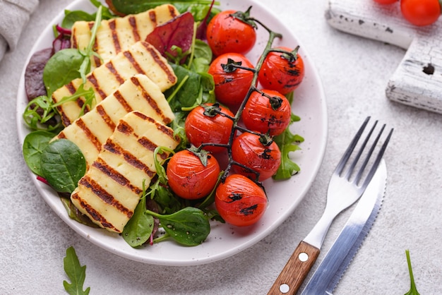 Salade de légumes au fromage halloumi grillé