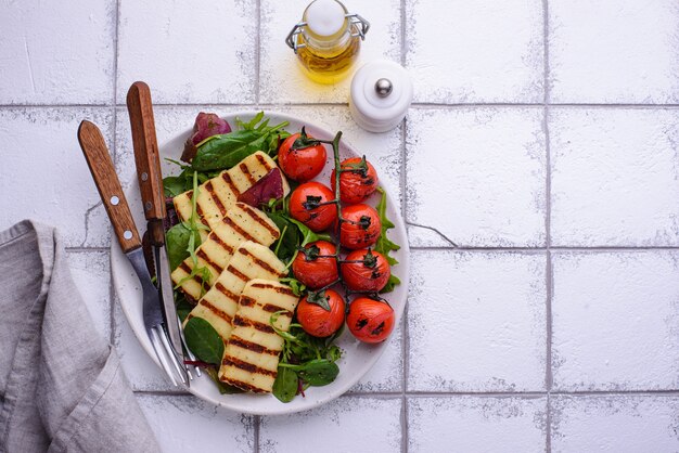 Salade de légumes au fromage halloumi grillé