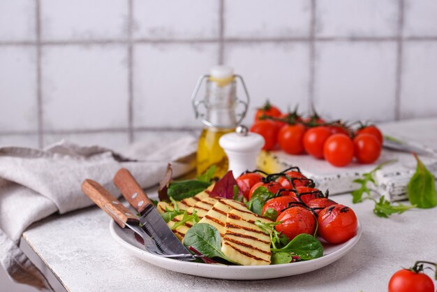 Salade de légumes au fromage halloumi grillé