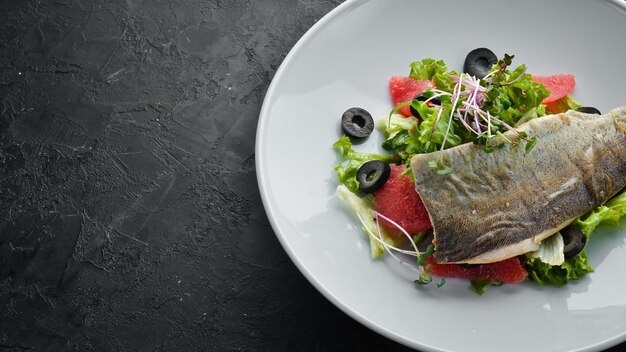 Salade de légumes au pamplemousse et filet de truite sur une assiette Vue de dessus espace libre pour votre texte Style rustique