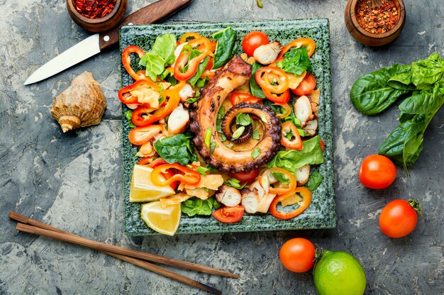 Salade de légumes au poulpe.