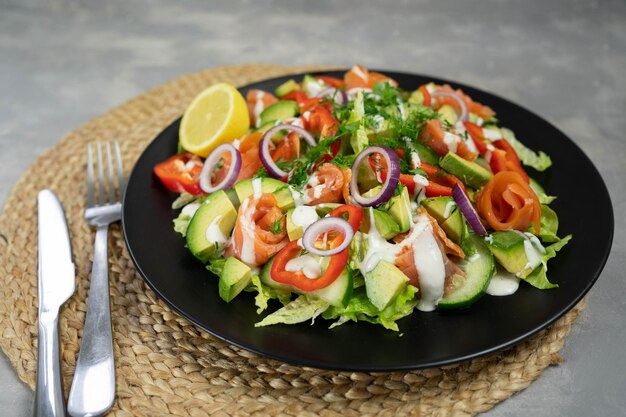 Salade de légumes au saumon fumé et légumes frais