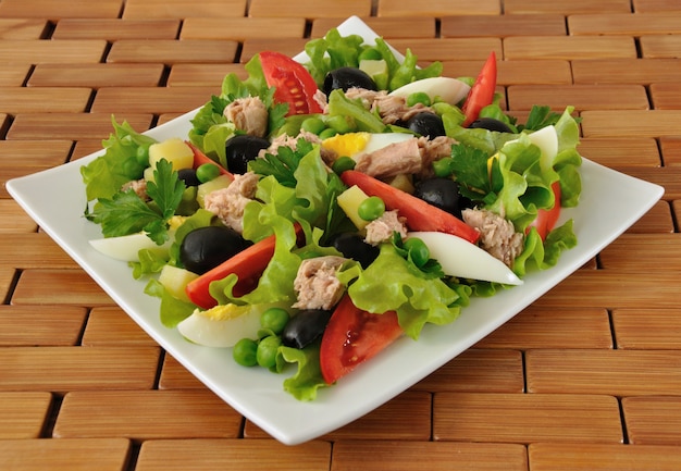 Salade de légumes au thon, oeuf et olives