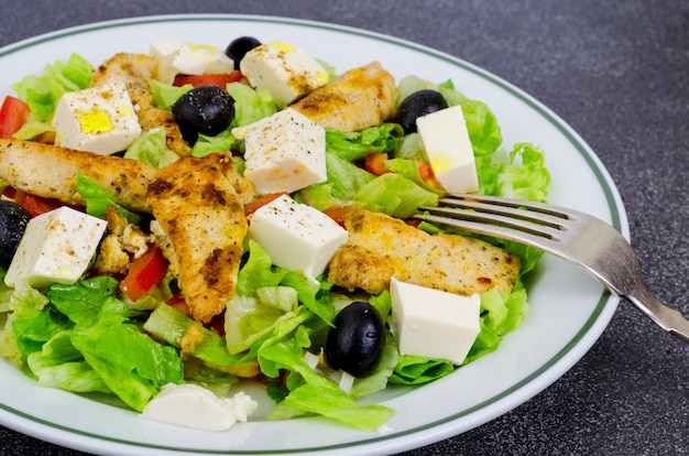 Salade de légumes au tofu et poitrine de poulet.