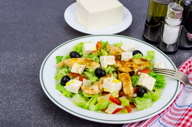 Salade de légumes au tofu et poitrine de poulet.