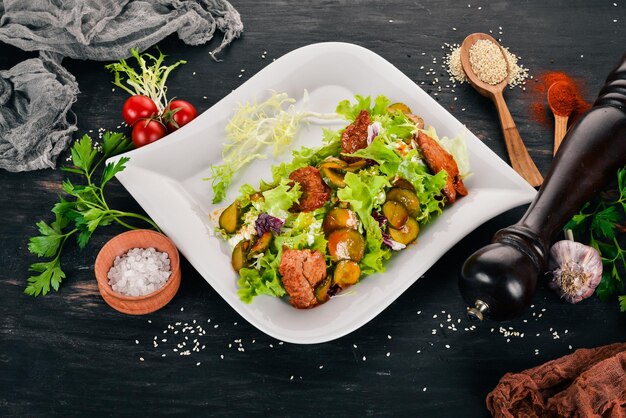 Salade de légumes au veau et concombre Vue de dessus Sur un fond en bois Espace de copie