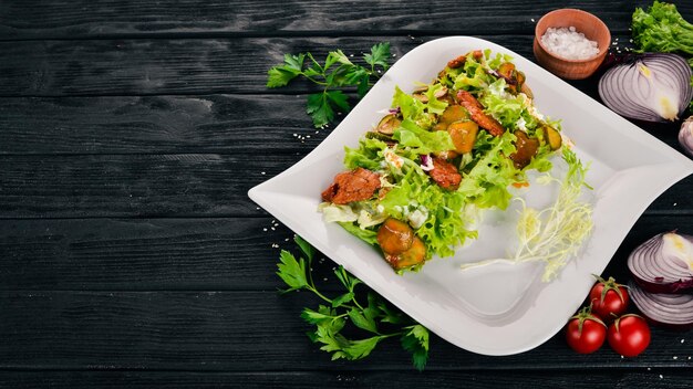 Salade de légumes au veau et concombre Vue de dessus Sur un fond en bois Espace de copie