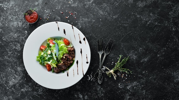 Salade de légumes au veau Laitue veau pignons tomates cerises Vue de dessus Espace libre pour votre texte