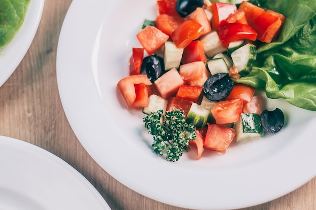 Salade de légumes et autres plats sur la table à manger