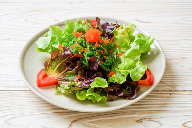 salade de légumes aux algues japonaises et œufs de crevettes