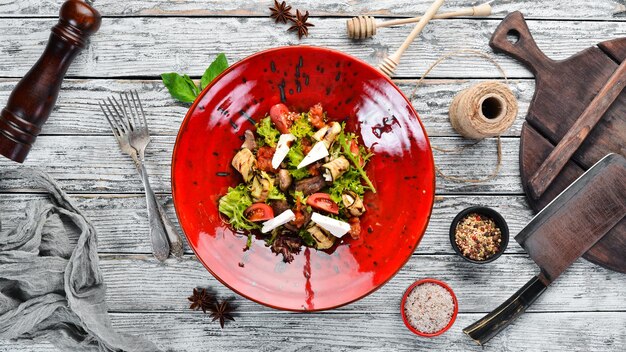 Salade de légumes aux aubergines et champignons au fromage feta Dans l'assiette Vue de dessus Espace libre pour votre texte Style rustique