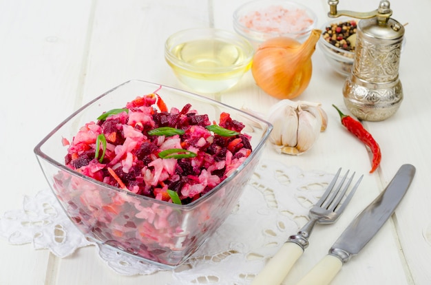 Salade de légumes aux betteraves, épices, oignons, ail sur table en bois