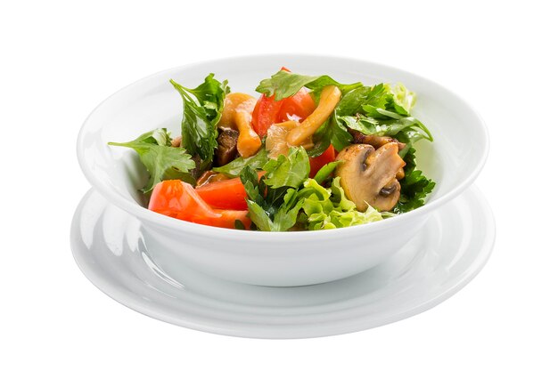 Salade de légumes aux champignons et verts sur fond blanc