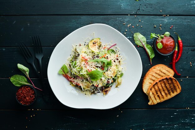 Salade de légumes aux courgettes et filet de poulet Nourriture Vue de dessus Espace libre pour votre texte