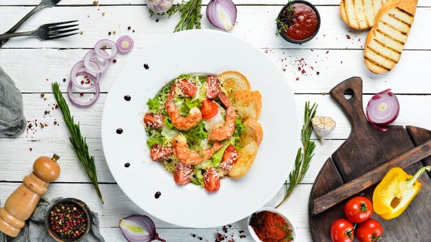 Salade de légumes aux crevettes et tomates cerises Salade César aux crevettes Vue de dessus Espace libre pour votre texte