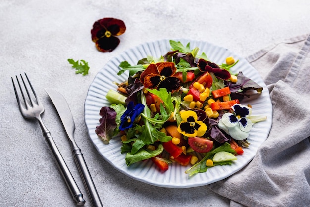 Salade de légumes aux fleurs comestibles