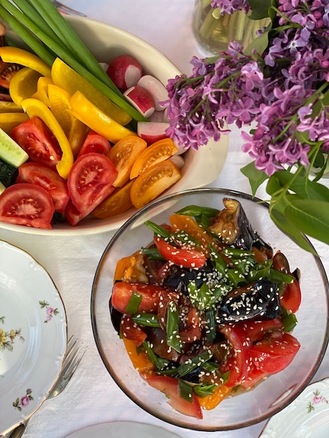 Salade de légumes aux fleurs de lilas