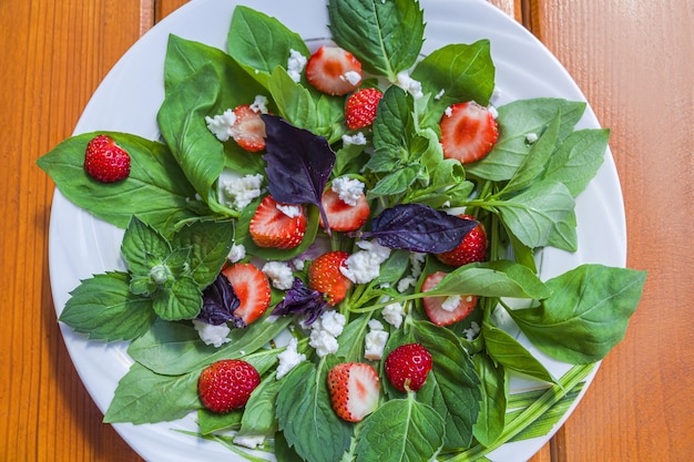 Salade de légumes aux fraises, basilic et mozzarella