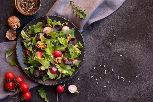 Salade de légumes aux graines de feuilles vertes et radis