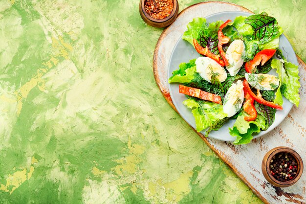 Salade de légumes aux oeufs