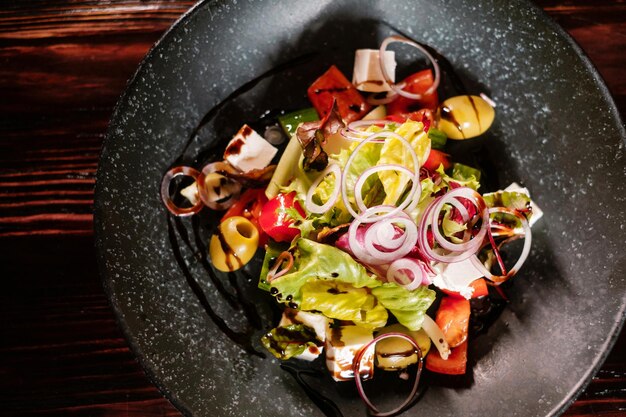 Salade de légumes aux olives oignons herbes et fromage vue de dessus