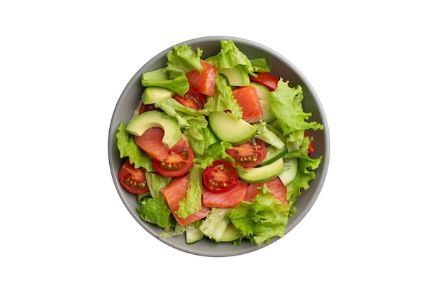 Salade de légumes aux tomates, avocat et concombre sur fond blanc isolé